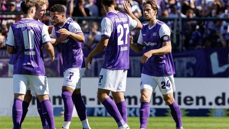 Braunschweiger Krise: Osnabrück gewinnt Niedersachsen-Duell Die Spieler des VfL Osnabrück feiern den Torschützen Daniel-Kofi Kyereh (3.von links).