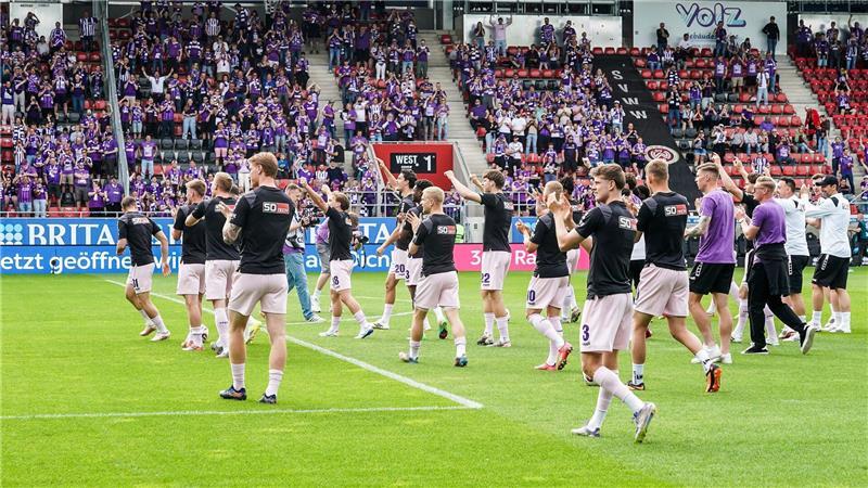 Die Spieler des VfL Osnabrück ließen sich schon vor dem Spiel feiern.
