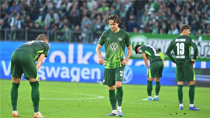 Abstiegsangst beim VfL Wolfsburg: Wie konnte das passieren? Die Spieler des VfL Wolfsburg nach der Niederlage gegen Bayern München.