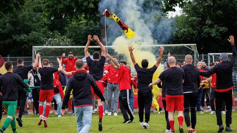 Die Spieler feiern mit Fans und Vereinskollegen den Aufstieg.