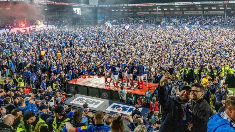 Die Spieler feiern mit den Fans gemeinsam den Aufstieg.