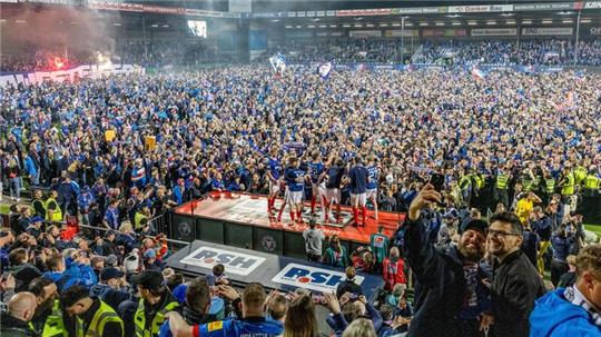 Die Spieler feiern mit den Fans gemeinsam den Aufstieg.