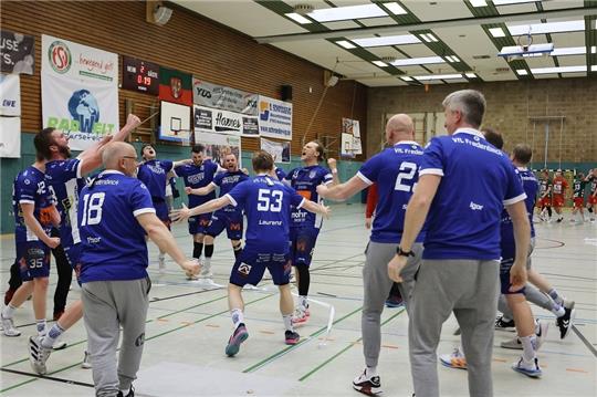 Die Spieler und Verantwortlichen feiern die Meisterschaft und die Rückkehr in die 3. Liga. Fotos: Struwe