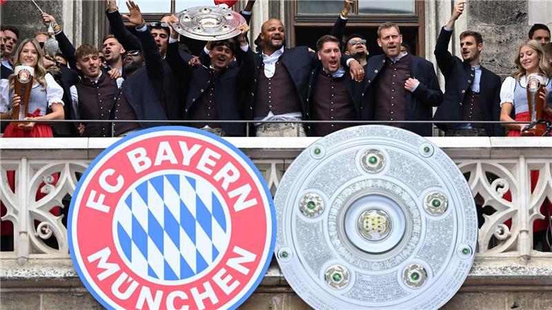 Die Spieler vom FC Bayern feiern die Meisterschaft in München. 