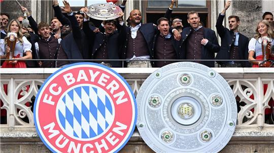 Die Spieler vom FC Bayern feiern die Meisterschaft in München. 