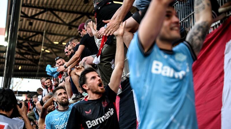 Leverkusen vor Titelgewinn: „Können Geschichte schreiben“ Die Spieler von Bayer Leverkusen lassen sich von den Fans feiern.