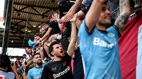 Die Spieler von Bayer Leverkusen lassen sich von den Fans feiern.