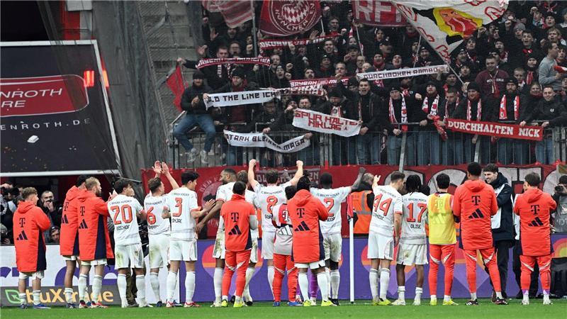 Die Spieler von Bayern München bejubelten das Remis in Leverkusen wie einen Sieg.