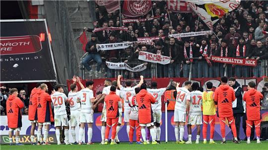 Die Spieler von Bayern München bejubelten das Remis in Leverkusen wie einen Sieg.
