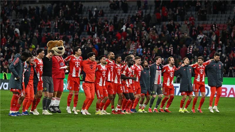 Die Spieler von Bayern München feiern den 2:0-Sieg gegen RB Leipzig.