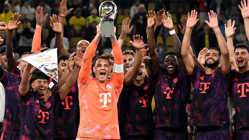 Die Spieler von Bayern München feiern den Sieg gegen Borussia Dortmund im Beckenbauer-Supercup