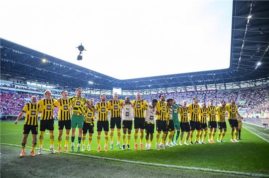Die Spieler von Borussia Dortmund jubeln nach dem Spiel. Die Dortmunder wollen an diesem Samstag deutscher Meister werden. Foto: Tom Weller/dpa