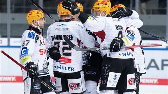 Die Spieler von Bremerhaven jubeln über das Tor zum 2:1. Die Pinguins gewannen am Sonntag auch das Nordduell in Wolfsburg.