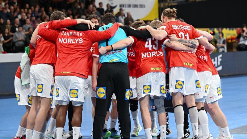 Handball-EM: Hauptrunde beginnt mit Favorit Dänemark Die Spieler von Dänemark jubeln nach dem EM-Spiel gegen Portugal.