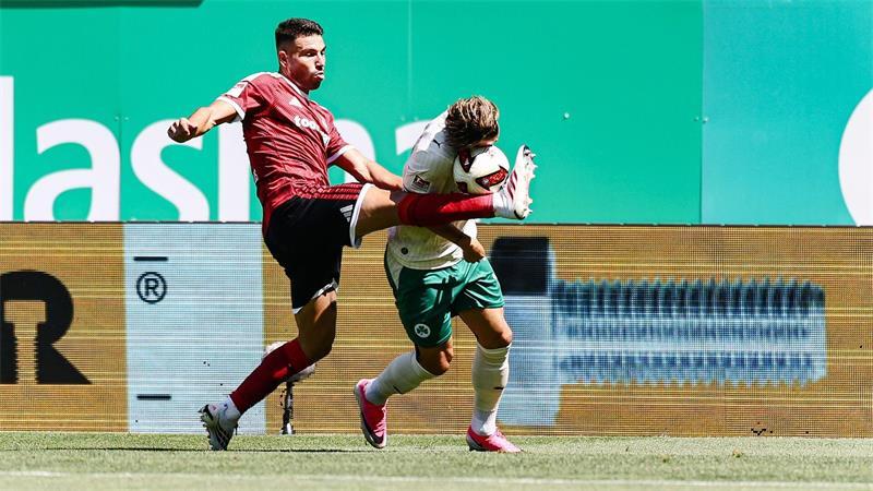 Zwei Doppelpacks: Nürnberg gewinnt Frankenderby in Fürth Die Spieler von Fürth und Nürnberg schenkten sich im 277. Frankenderby nichts.