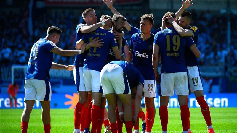 Die Spieler von Holstein Kiel jubeln bei ihrem Sieg gegen Eintracht Braunschweig.