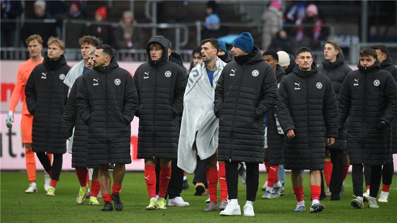 Die Spieler von Holstein Kiel nach der Niederlage gegen Fürth.