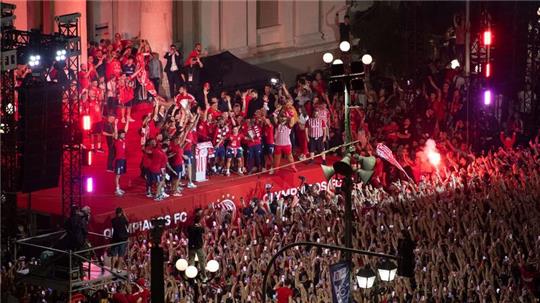 Die Spieler von Olympiakos Piräus feiern mit ihren Fans den Sieg im Conference-League-Finale.