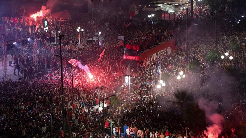 Olympiakos Piräus gewinnt Titel in der Conference League Die Spieler von Olympiakos Piräus wurden zu Hause bereits erwartet.
