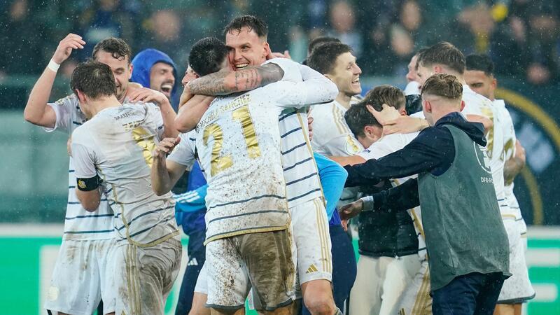 „Könnte losheulen“: Saarbrücken sensationell im Halbfinale Die Spieler von Saarbrücken feiern ihren Sieg.