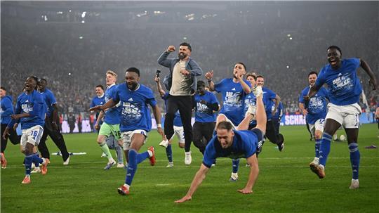 Die Spieler von Schalke jubeln über den Aufstieg in die Bundesliga.