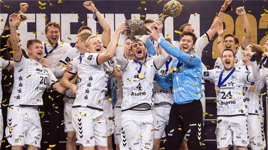 Die Spieler von THW Kiel jubeln mit dem Pokal.