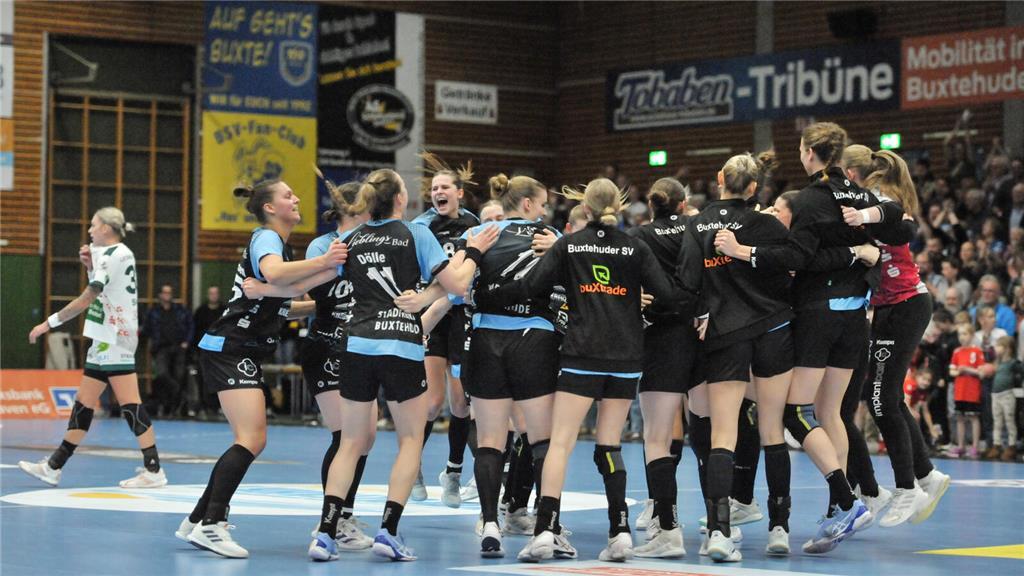 Die Spielerinnen feierten den ersten Saisonsieg frenetisch.