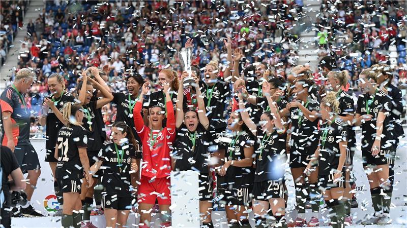 Bilder des Tages Die Spielerinnen von Bayern München bejubeln ihren Sieg beim DFB-Supercup der Frauen über den VfL Wolfsburg.