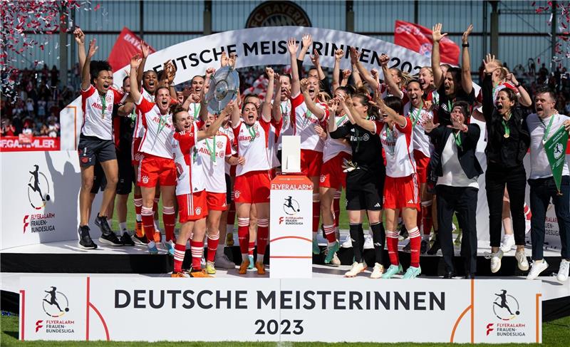 Frauen-Bundesliga startet mit ausländischen WM-Stars Die Spielerinnen von München jubeln nach dem Spiel mit der Meisterschale. Nun startet die Frauen-Bundesliga in die neue Saison.