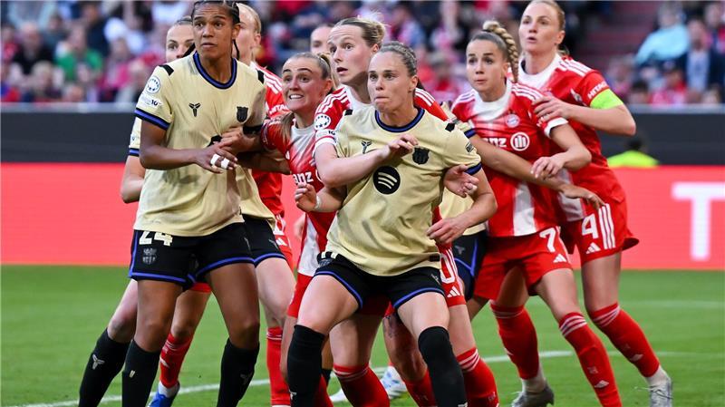 Die Spielerinnen von München und von Barcelona warten auf eine Ecke beim Champions-League-Spiel in München.