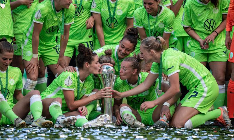 Zuschauerrekord beim Frauen-Pokalfinale Die Spielerinnen von VfL Wolfsburg jubeln bei der Siegerehrung im vergangenen Jahr. In diesem Jahr wird es beim Pokalfinale einen Zuschaerrekord geben. Foto: Fabian Strauch/dpa