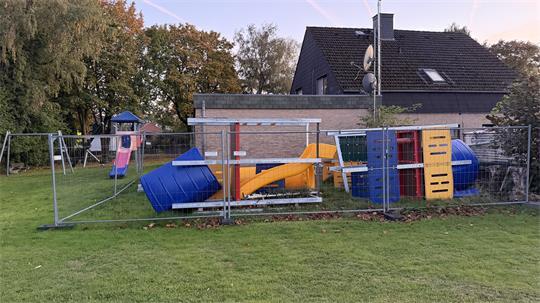 Die Spielgeräte für den Spielplatz liegen seit langem eingezäunt hinter dem Dorfgemeinschaftshaus in Nindorf.
