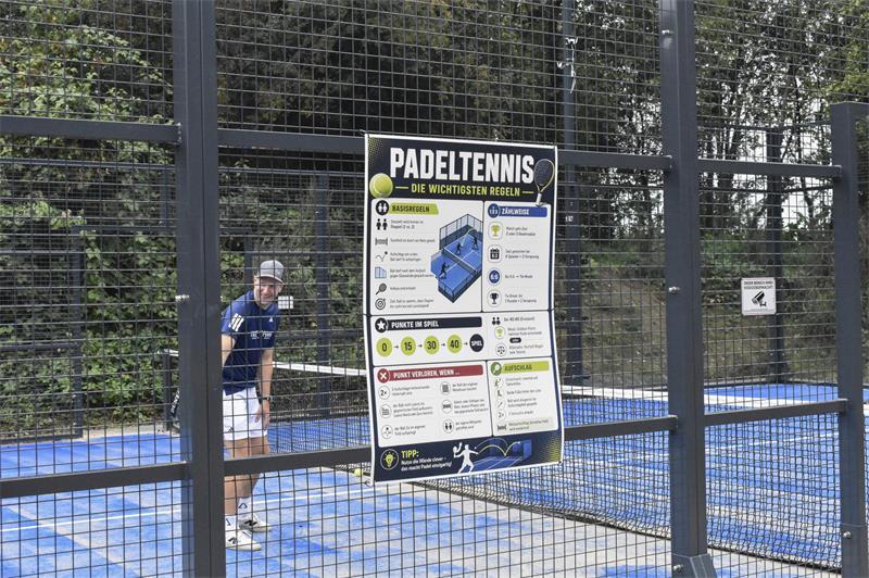 Die Spielregeln hängen für alle Mieter des Padelplatzes aus.