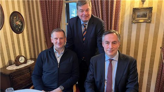 Die Spitze der Kreis-CDU geht optimistisch ins Kommunalwahl-Jahr 2026 - trotz AfD (von links): Claus Seebeck, Enak Ferlemann und David McAllister.