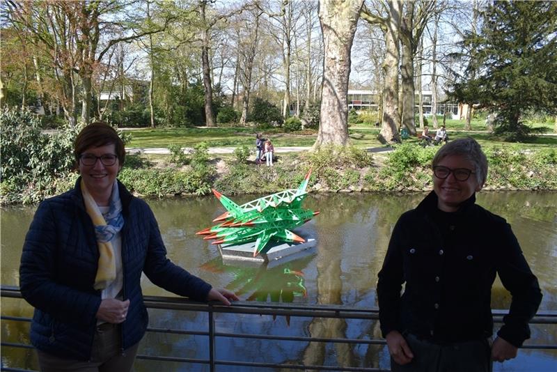 „Die Spitze des Eisbergs“ heißt Barbara Lorenz Höfers Werk für die Buxtehuder Kunstinsel, die Bürgermeisterin Katja Oldenburg-Schmidt (links) und die Buxtehuder Bildhauerin am Wochenende mit einem Gespräch als Filmbeitrag für Social-Media-K