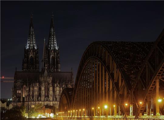 Die Spitzen der Türme des Kölner Doms. Der Dom war wegen der Energiekrise zuletzt bei Nacht vollständig unbeleuchtet.