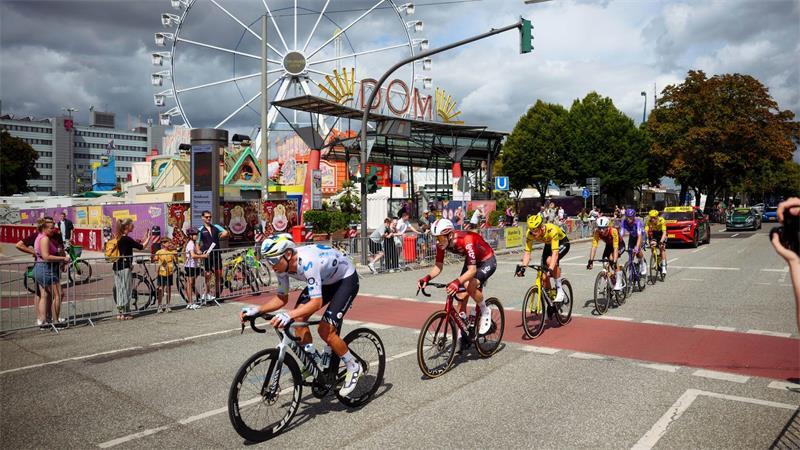 Magnier gewinnt Cyclassics - Todesfall bei Amateuren Die Spitzengruppe fährt am Hamburger Heiligengeistfeld im Stadtteil St. Pauli vorbei.