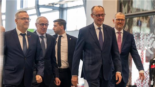 Die Spitzenverbände der deutschen Wirtschaft sehen das Treffen mit den Spitzen der Koalition und Gewerkschaften am Mittwoch im Kanzleramt als Chance für einen gemeinsamen Reformkurs. (Archivbild)