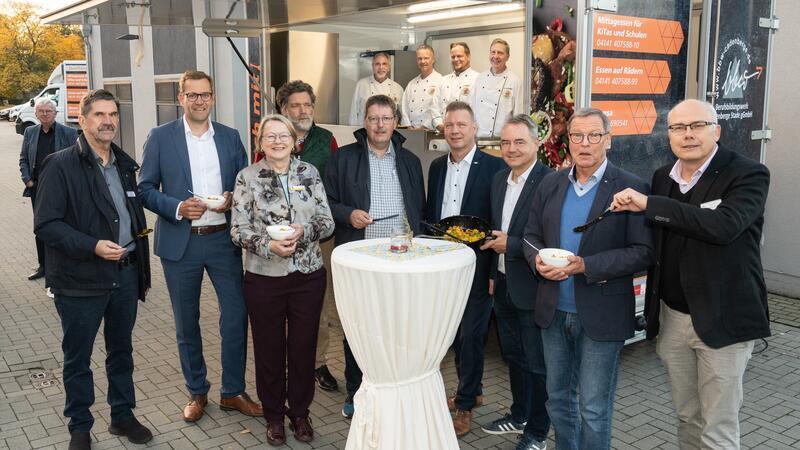 Neues „Koch mit!“-Mobil eingeweiht Die Sponsoren, die das „Koch mit!“-Mobil ermöglichten, stellen sich zu einem Gruppenbild auf.