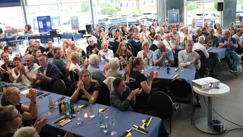 Zoff um den Hallenboden: BSV-Manager Prior erneuert Kritik an der Stadt Buxtehude Die Sponsoren und Freunde des Handball-Bundesligisten feierten im Autohaus Tobaben den Saisonabschluss.