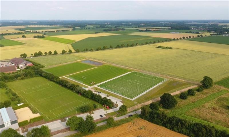 Die Sportanlage am Soltacker liegt zwischen Sporthalle (links unten), Einkaufszentrum und der Beckdorfer Straße und verfügt über drei Felder.