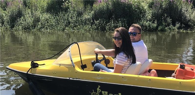Die Sportboote dürfen von Jedermann ohne Bootsführerschein gefahren werden: Christian Lindner und Freundin Christin erkunden mit Tempo 22 die Süderelbe. Fotos Sonnleitner