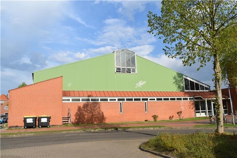 Die Sporthalle an Ober- und Grundschule in Steinkirchen soll saniert werden: 2,5 Millionen Euro muss die Samtgemeinde investieren. Foto Vasel