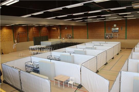 Die Sporthalle der BBS Winsen wurde für die Unterbringung geflüchteter Menschen umfunktioniert und in Wohnparzellen aufgeteilt. Foto: Landkreis Harburg