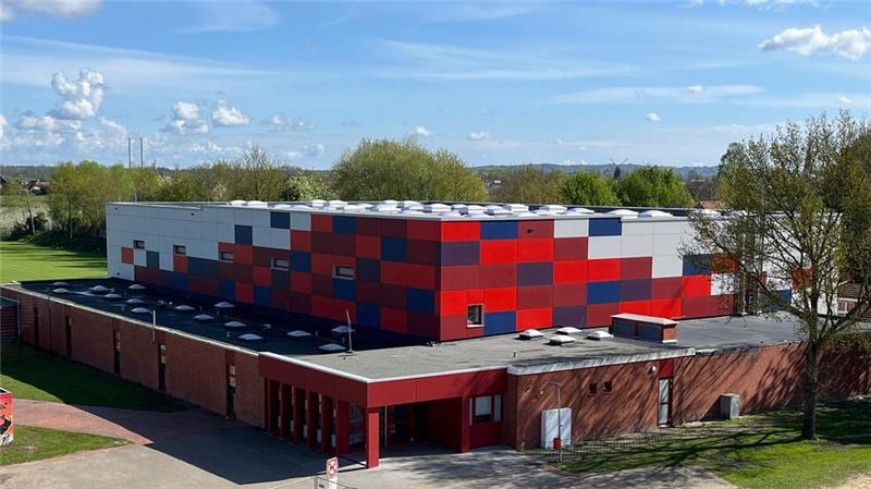 Die Sporthalle erhält nach der energetischen Sanierung von Dach und Fassade im Inneren eine LED-Beleuchtung.