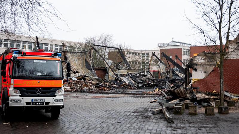 Nach Gas-Explosion: Traglufthalle türmt sich in Finkenwerder auf Die Sporthalle in Finkenwerder brannte im Februar 2023 komplett nieder.