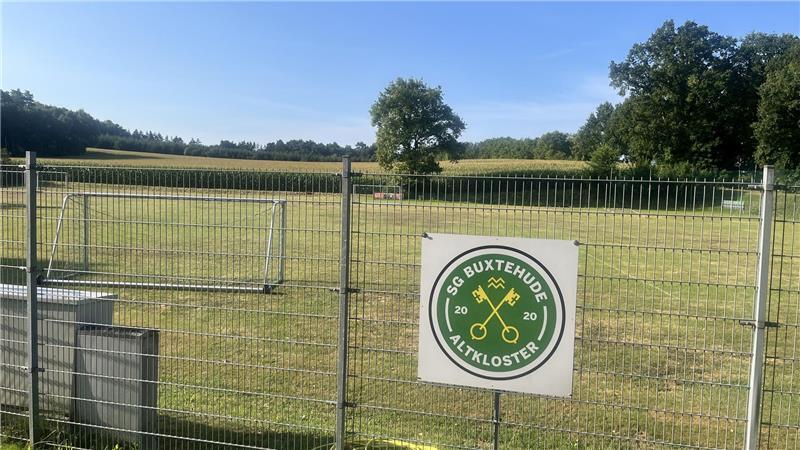 Jahrelange Suche vorbei: Buxtehuder Feuerwehr bekommt neues Gerätehaus Die Sportler von der SG Buxtehude-Altkloster bekommen neue Nachbarn. Dort, wo jetzt der Mais wächst, soll das neue Feuerwehrgerätehaus gebaut werden.