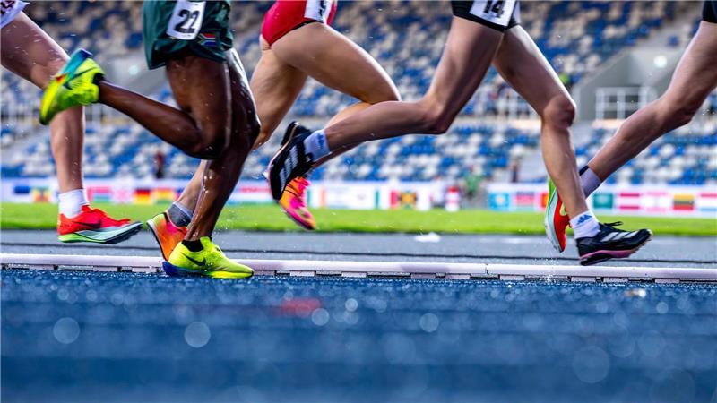 Bilder des Tages Die Sportlerinnen laufen beim 10.000-Meter Finale bei den FISU World University Games 2025 in Bochum auf der Bahn.