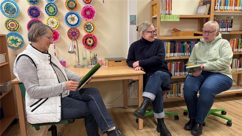 Bildungsoffensive in Stade: Sprachpaten entfesseln Schülerpotenzial Die Sprach- und Leseförderpatinnen Marita Michaelis (von links), Petra Hermes und Cathleen Waldhof entlasten mit ihrer ehrenamtlichen Arbeit Lehrkräfte an Grundschulen.