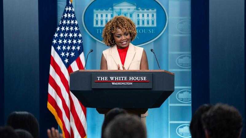 Weißes Haus: Biden bleibt im Rennen um Präsidentschaft Die Sprecherin des Weißen Hauses, Karine Jean-Pierre, muss derzeit fast ausschließlich Fragen zum desaströsen TV-Auftritt ihres Chefs beatworten.